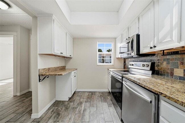 Building Photo - 3821 N Oak Dr