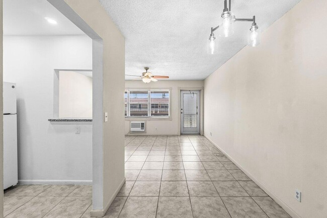 Building Photo - 52 Kingswood E