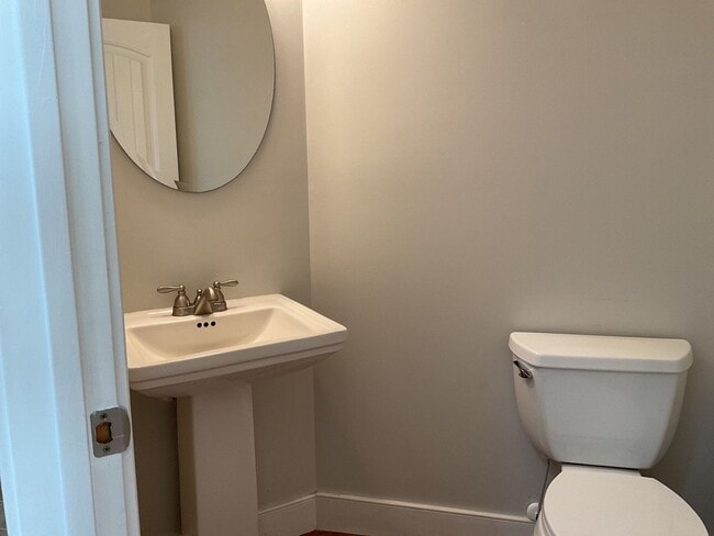 Building Photo - 4 Bedroom 2.5 Bathroom located in Old Mill...