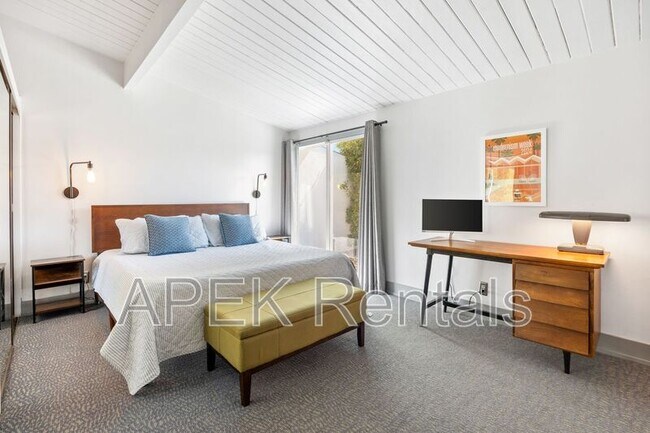 Building Photo - 915 E Racquet Club Rd