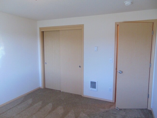 Building Photo - Enjoy Easy Living in Cascade Park with a Private Fenced Backyard