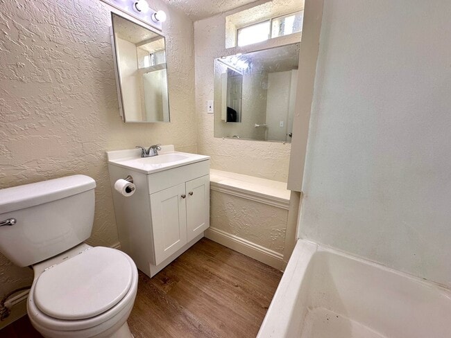Building Photo - LARGE DOWNSTAIRS CORNER UNIT 2 BED 1 BATH