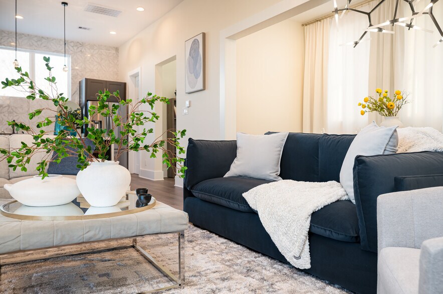 Building Photo - 917 Thompson St