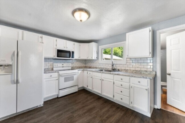 Building Photo - Beautifully updated with modern upgrades and cozy charm. PETS WELCOME