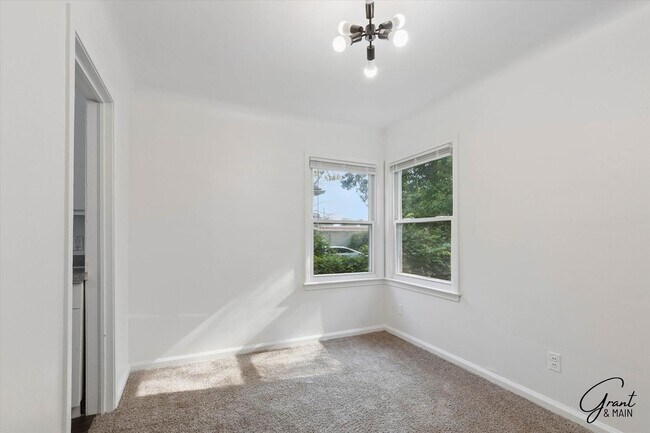 Building Photo - 3 Bedroom - 1 Bath- $1,150.00