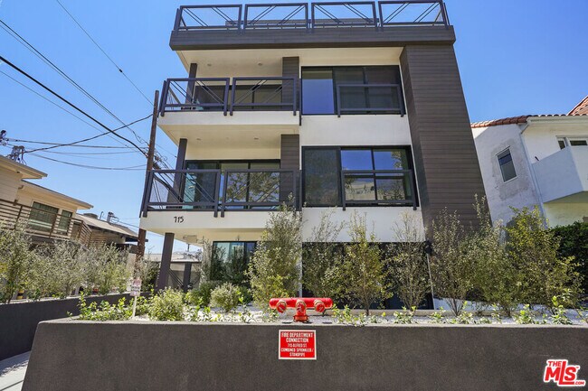 Building Photo - 715 N Alfred St