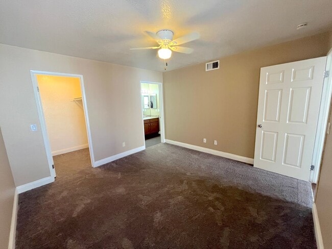 Building Photo - 2 bed 2 bath 2nd floor condo unit in gated community w/pool and amenities