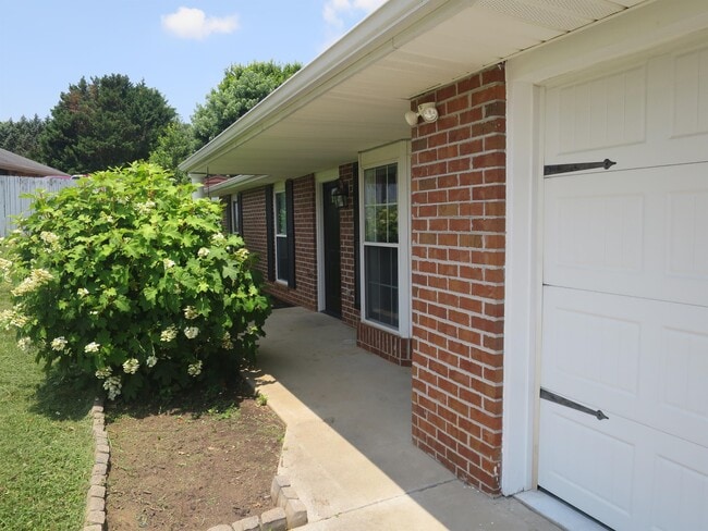Building Photo - 804 Sailview Rd