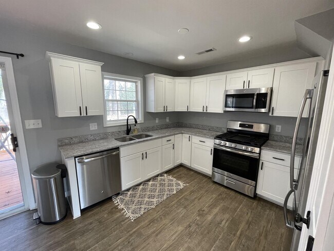 Building Photo - 1331 Middleneck Dr