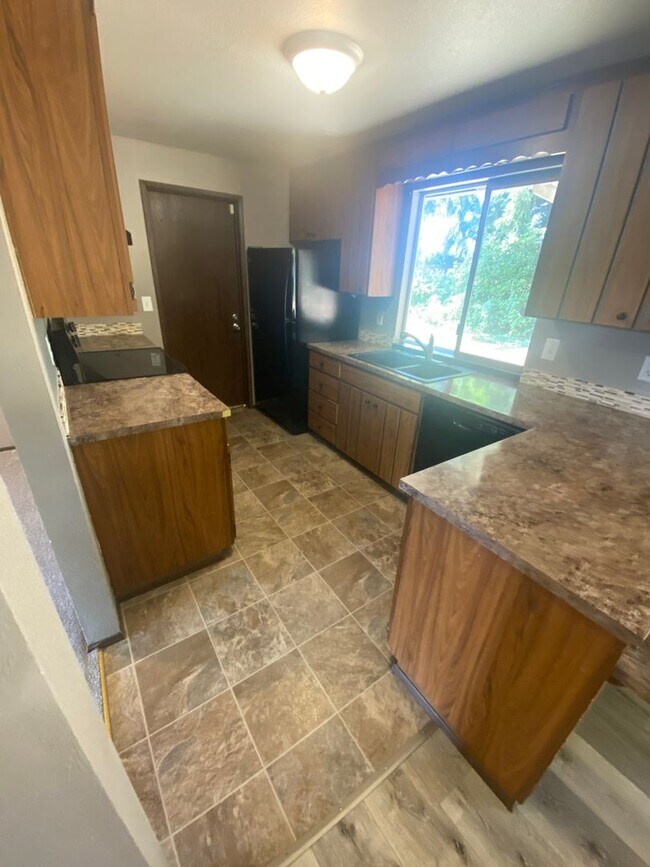 Building Photo - 3 Bed Room 1.75 Bath , New Floor Covering , New Interior Paint
