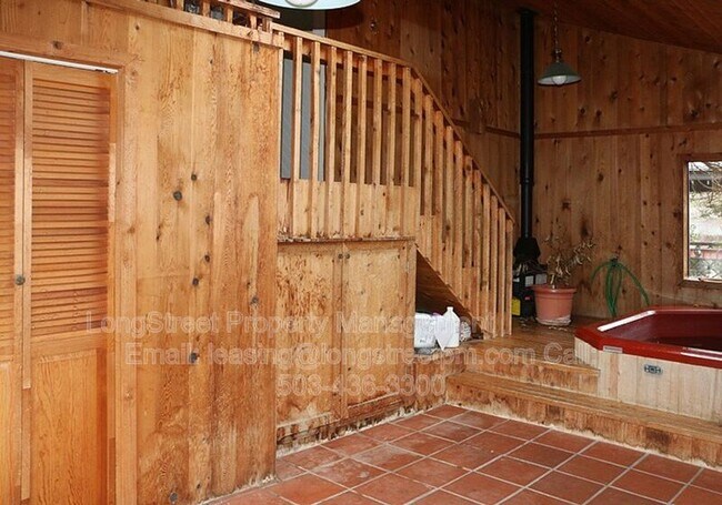 Building Photo - 1692 SW Reed Pl