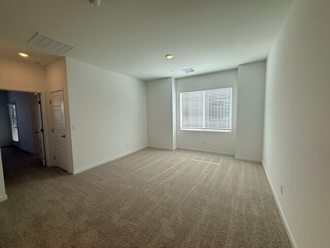 Building Photo - Brand new, never-lived-in Lennar corner end-unit townhome offering exceptional natural light thro...