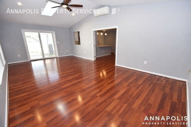 Building Photo - 1027 Springhill Way