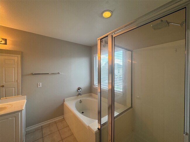 Building Photo - 5711 Vinemont Ln