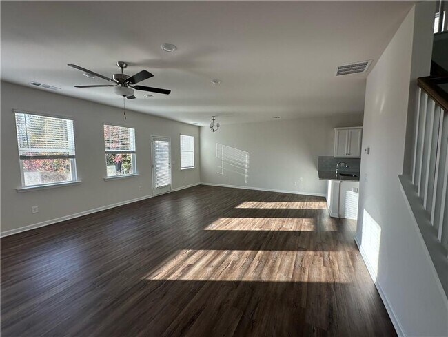 Building Photo - 45 Pineview Dr