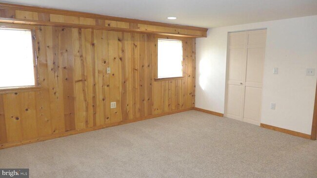 Building Photo - 93 Great Lake Dr