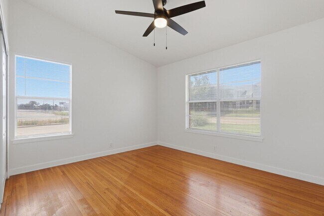 Building Photo - Prime North Central Location!