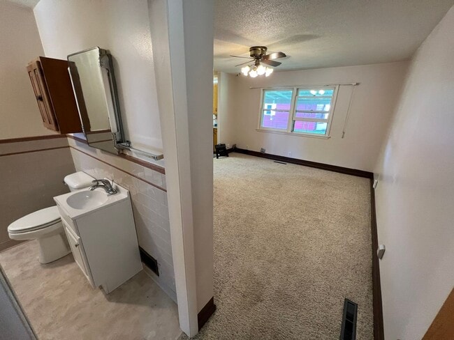 Building Photo - 429 E Pine St