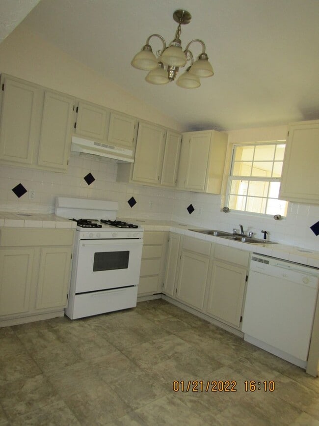 Building Photo - Very nice home located in the Gooch Area! No Pets!