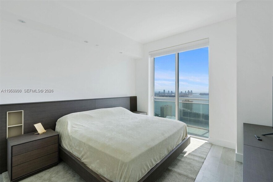 Building Photo - 950 Brickell Bay Dr