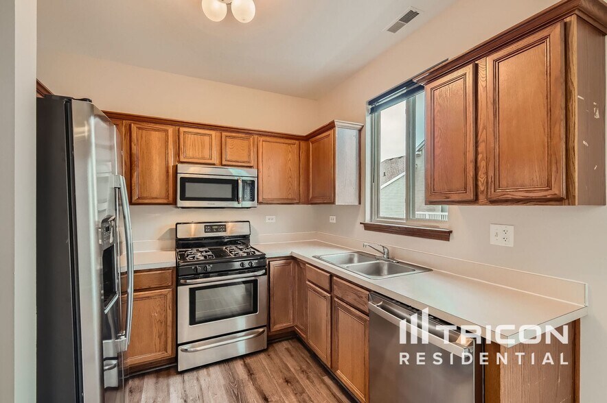 Building Photo - 1746 Fieldstone Dr N