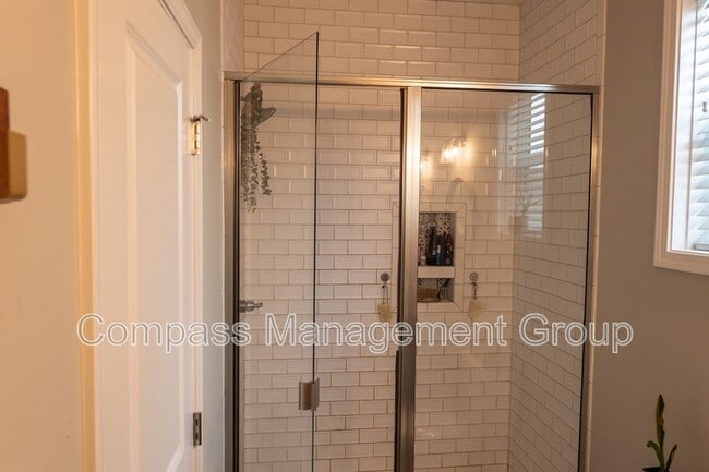 Building Photo - 933 E Churchwell Ave