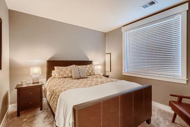 Building Photo - Long Realty & Property Management - Wonderfully Located Townhome in Great Neighborhood