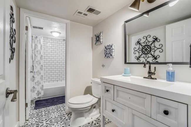 Building Photo - 2860 S Golden Way