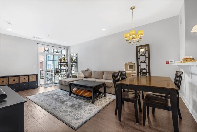 Building Photo - Beautiful 2 Bedroom, 2 Bath Condo In The H...