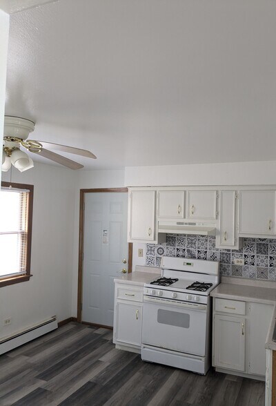Kitchen/stainless steel available - 11003 S Longwood Dr
