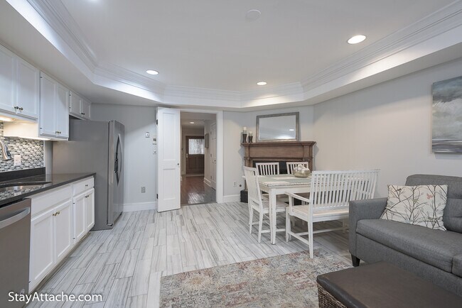 Building Photo - 2027 O Street NW Unit 1