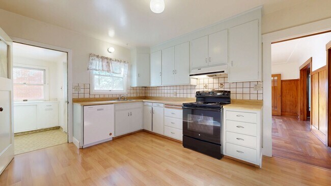 Building Photo - Bright Country Three Bedroom One Bathroom ...