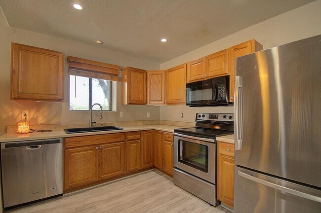 Building Photo - 110 Real Woods View E