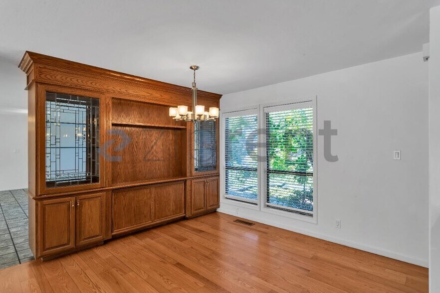 Building Photo - Unit