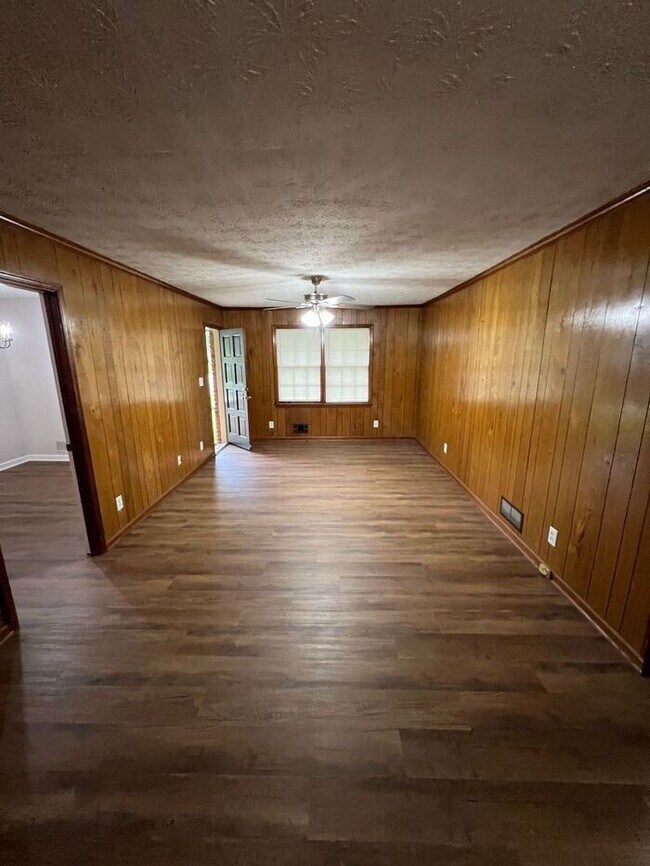 Building Photo - READY NOW!!!! 3 bed 2 bath!
