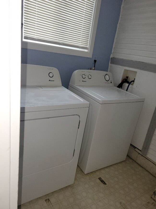 Building Photo - 276 Perrydale Ave