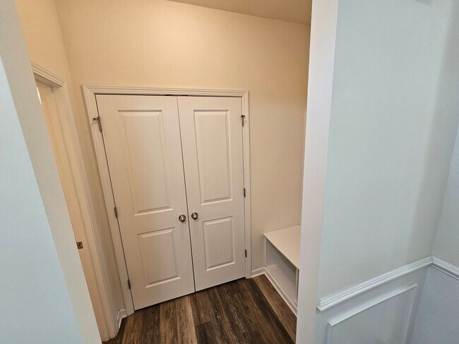 Building Photo - Well Maintained Large townhome in Steele Creek