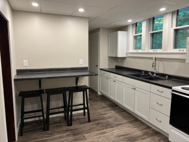 Building Photo - 208 E Front St