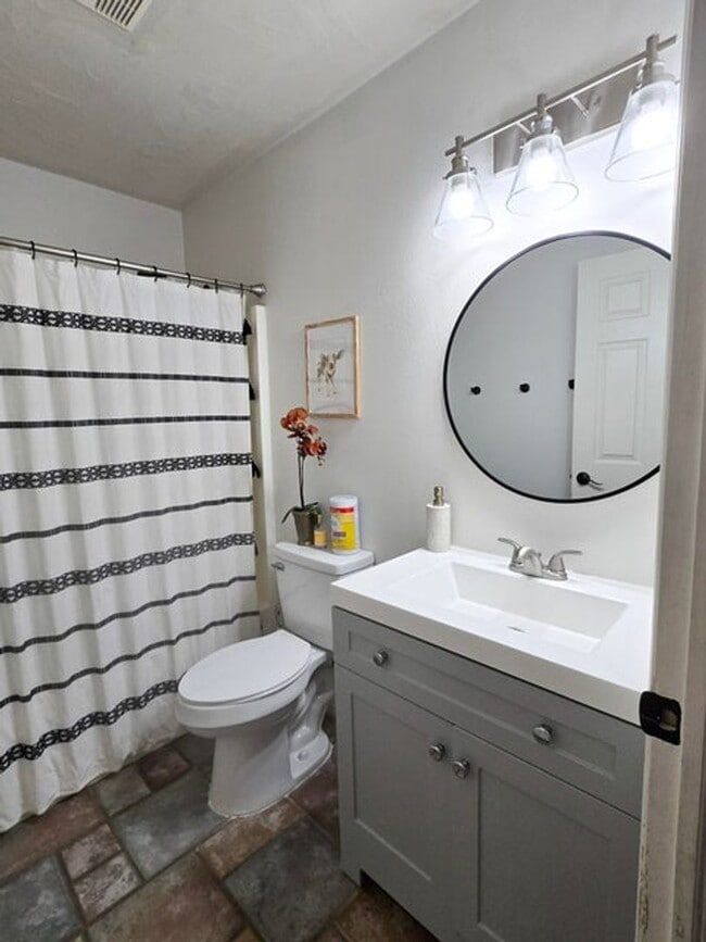 Building Photo - Charming 3 Bed, 2 Bath Home in Quiet Cul-d...