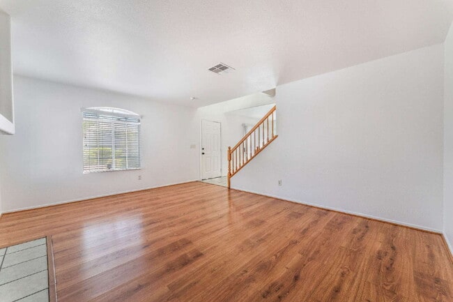 Building Photo - Move in now to this beautiful 2 story 3 bed 2.5 bath townhome near the Lakes area!