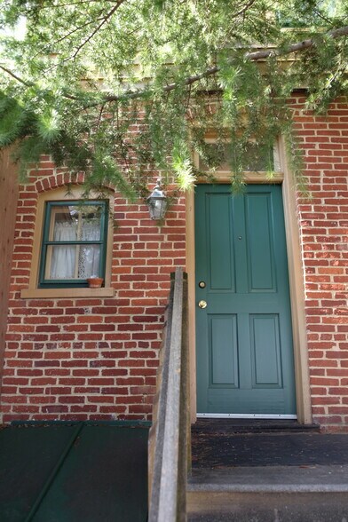 Primary Photo - 342 New Holland Ave