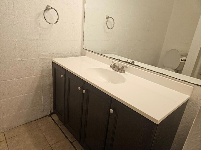 Building Photo - 410 E 9th St