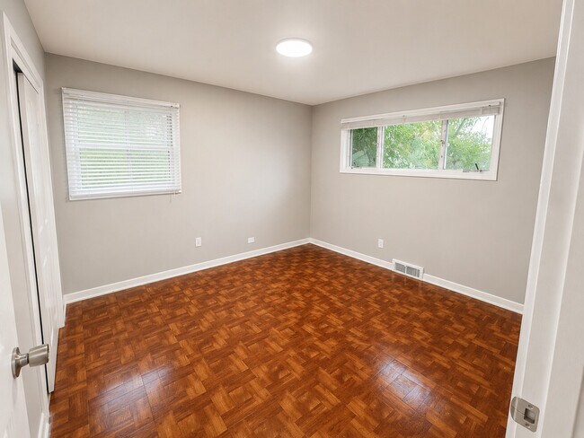Building Photo - 15111 Woodlawn Ave E