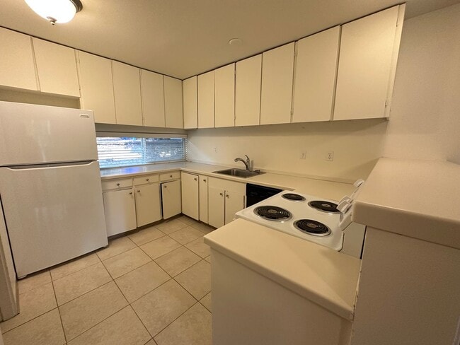 Building Photo - South Tabor 3 Bedroom 1.5 Bath Duplex Unit...