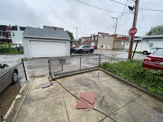 Building Photo - 903 W Poplar St