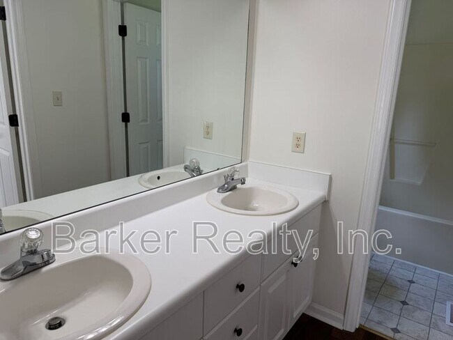 Building Photo - 704 Southampton Dr