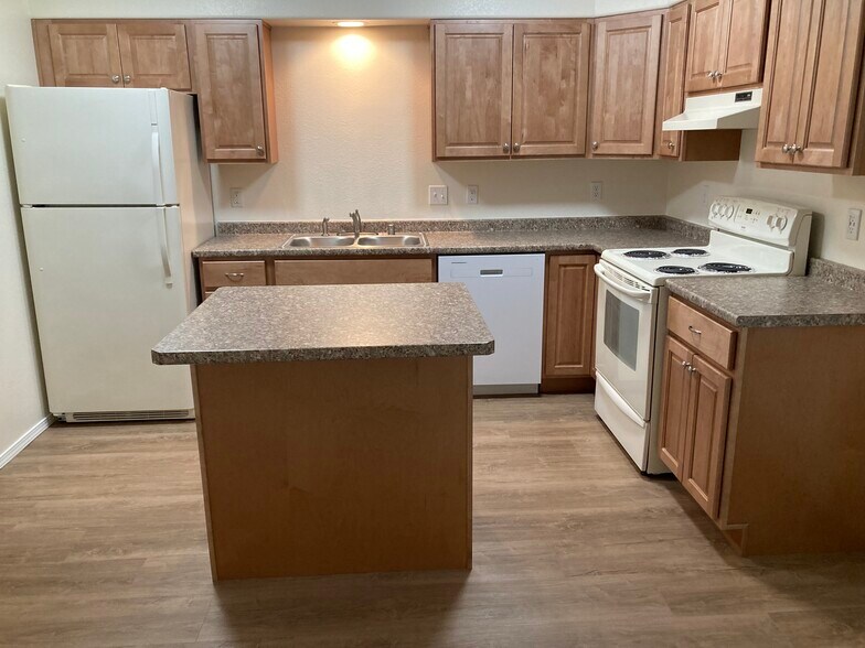 Building Photo - 712 W 47th Ave