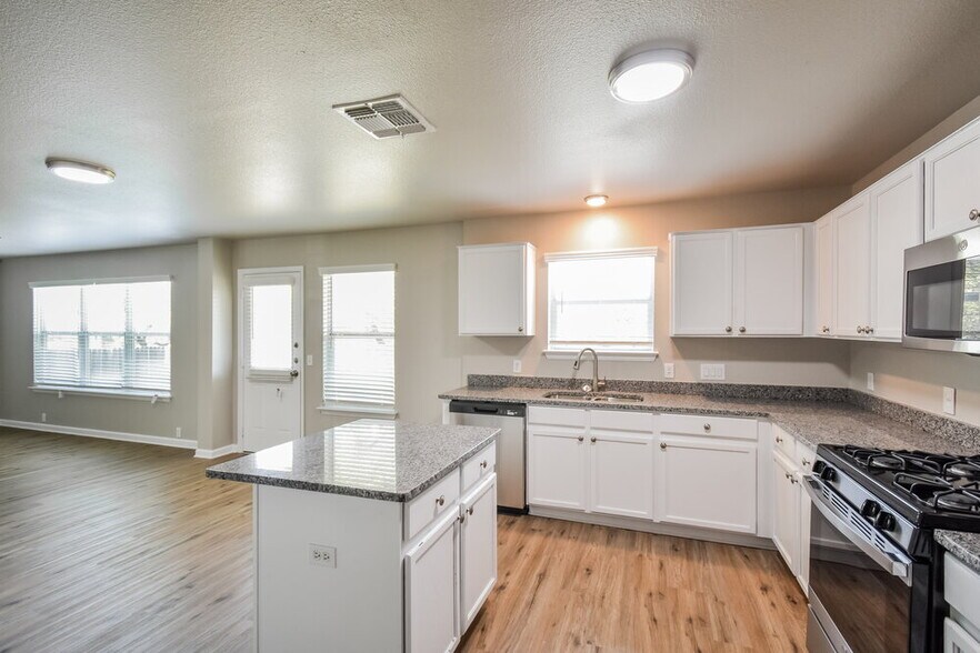 Building Photo - 10943 Palomino Bluff