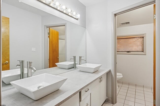 Building Photo - 2 Woodstock Dr