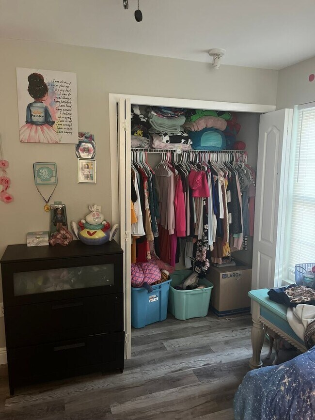 Building Photo - 2/1 UPDATED UNIT in a Triplex